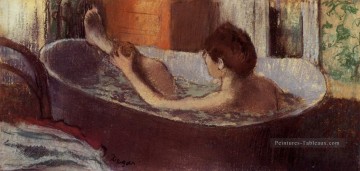  femme tableaux - femme dans un bain épongeant sa jambe Edgar Degas